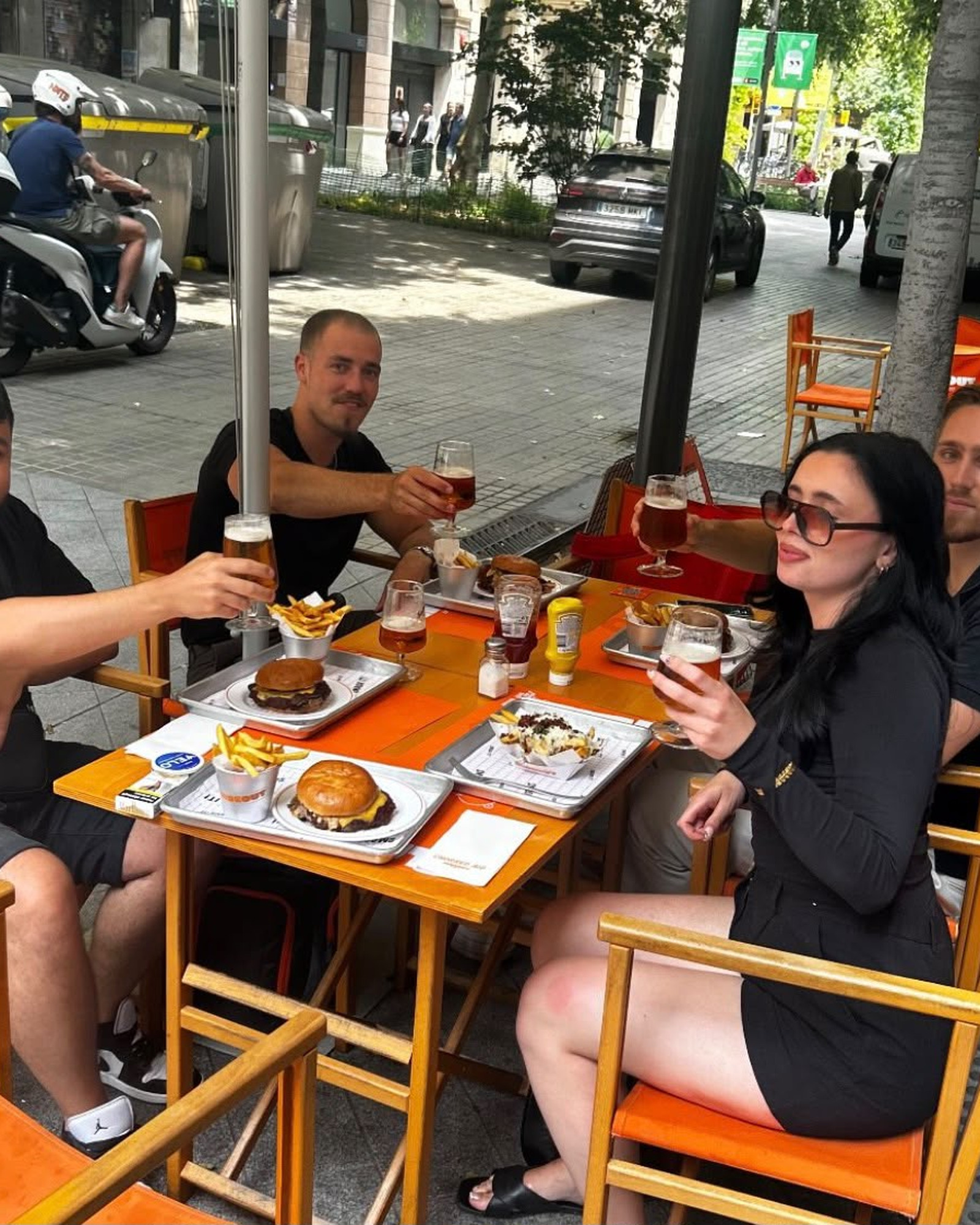 Teamet på lunch utomhus i Barcelona