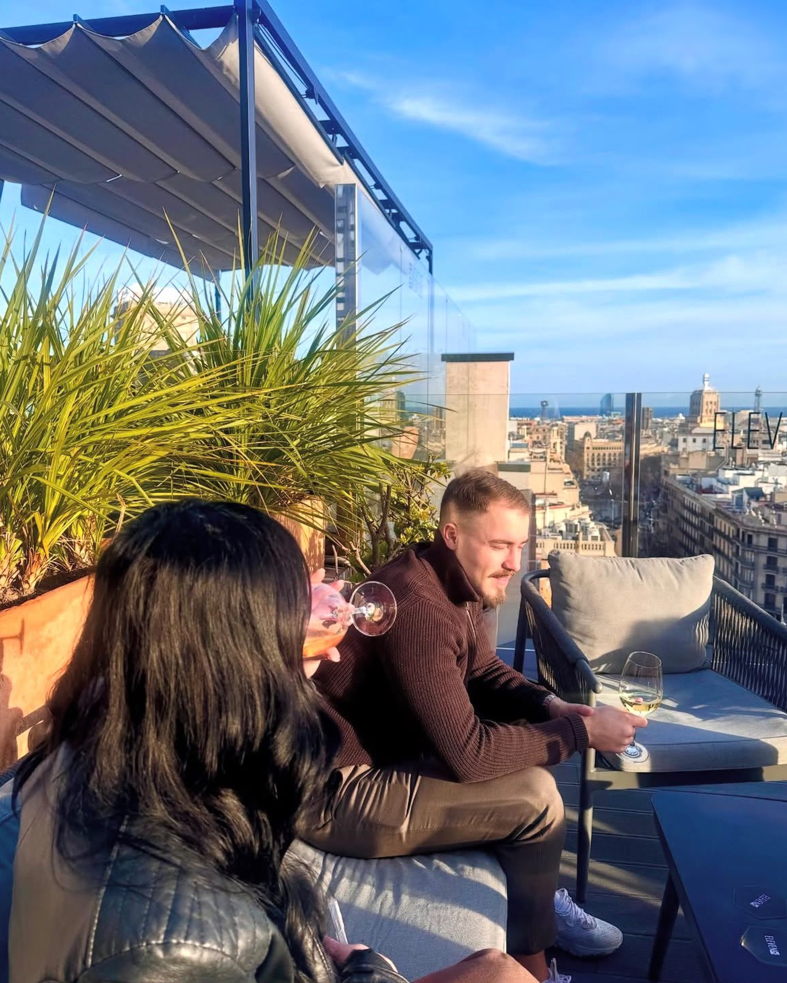 Kollegor på takterrass med utsikt över Barcelona